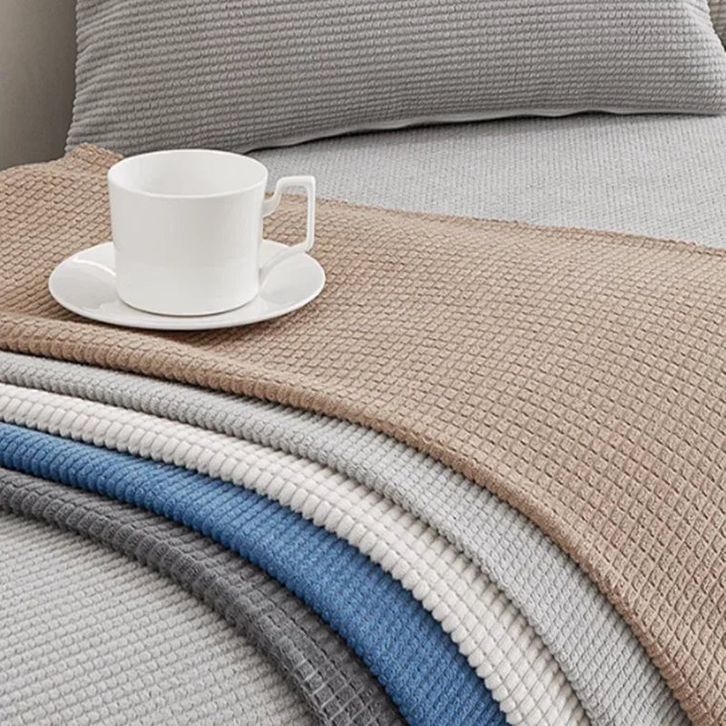 Housses de canapé antidérapantes dans les cinq coloris : caramel, gris clair, beige, bleu et gris foncé