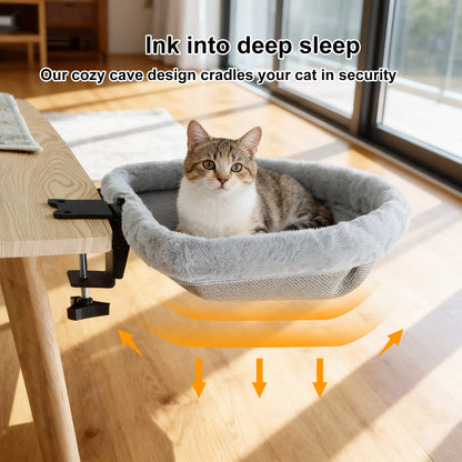 Lit de bureau pour chat fixé par serre-joint à vis à une table en bois, chat tigré et blanc couché dans la peluche