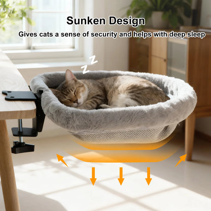 Chat tigré endormi roulé en boule dans le lit de bureau pour chat La Loge Royale, rebord en peluche grise et dessous maillé