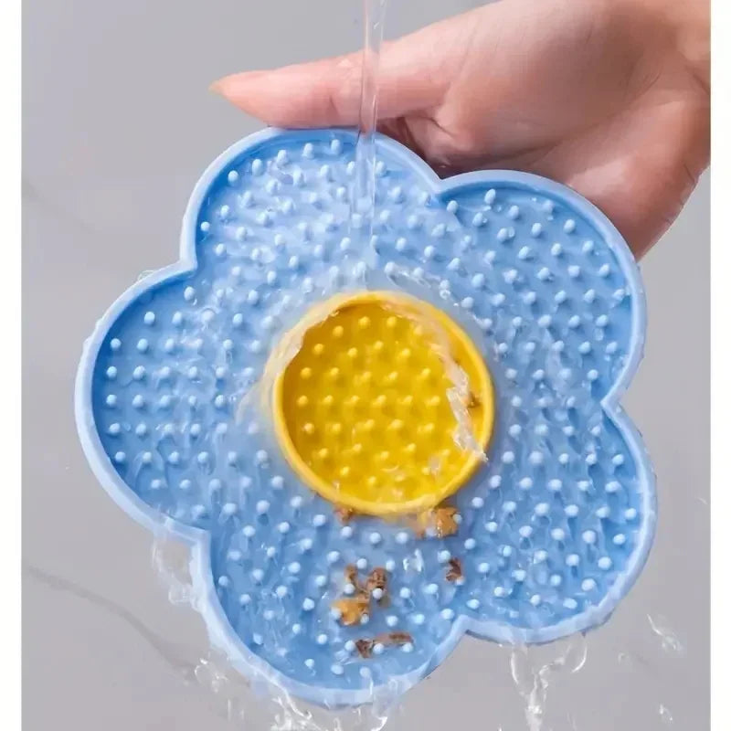 Tapis de léchage pour chat en silicone bleu à cœur jaune, rincé à l'eau claire sous le robinet