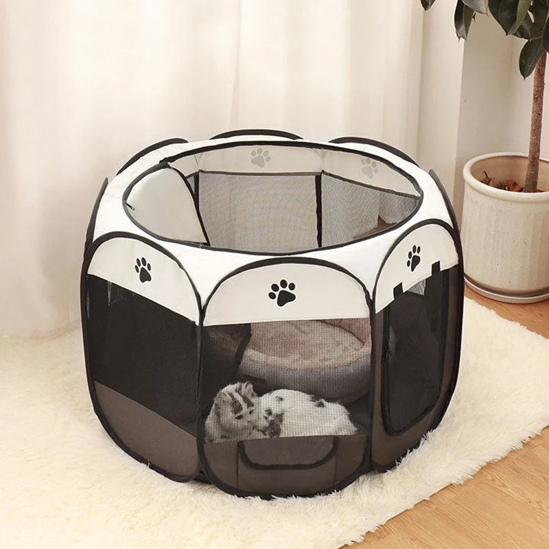 Parc pliable pour chat taupe et crème posé sur un tapis, un chat allongé à l'intérieur, accessoires non fournis
