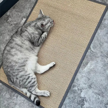 Griffoir protège-canapé en lamelles de bambou posé à plat au sol, chat tigré gris allongé dessus