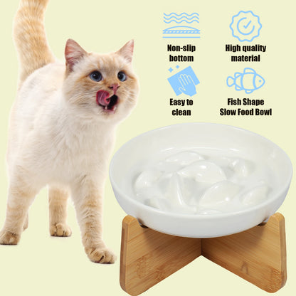 Chat qui se lèche les babines à côté de la gamelle anti-glouton en céramique blanche sur son support en bois