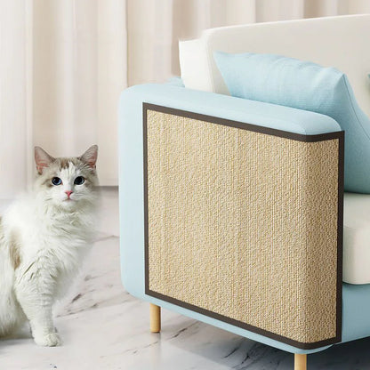 Griffoir protège-canapé pour chat en lamelles de bambou posé sur le flanc d'un accoudoir bleu clair, chat assis à côté