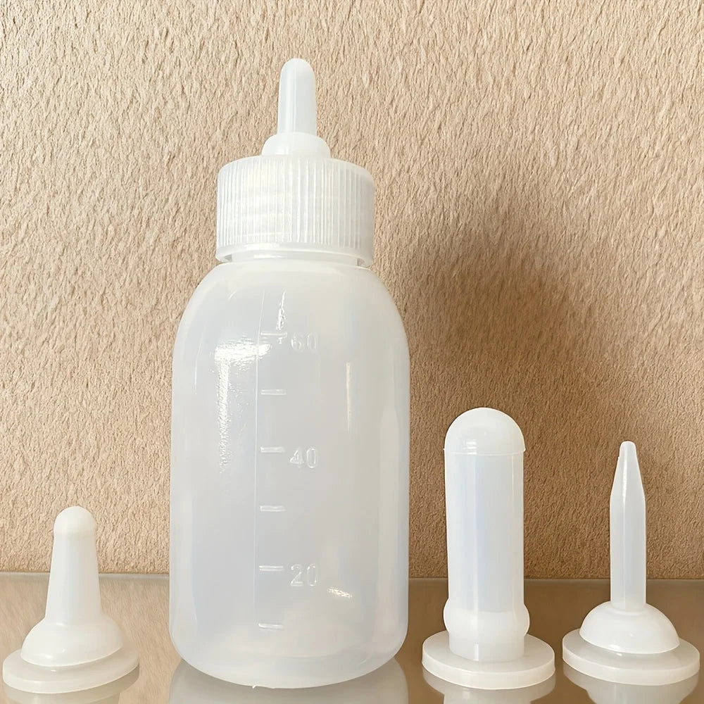 Biberon pour chaton 60 ml translucide, tétine montée, et ses trois tétines de rechange blanches de formes différentes