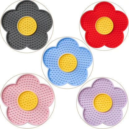 Les cinq coloris du tapis de léchage pour chat en forme de fleur : gris, rouge, bleu, rose et violet