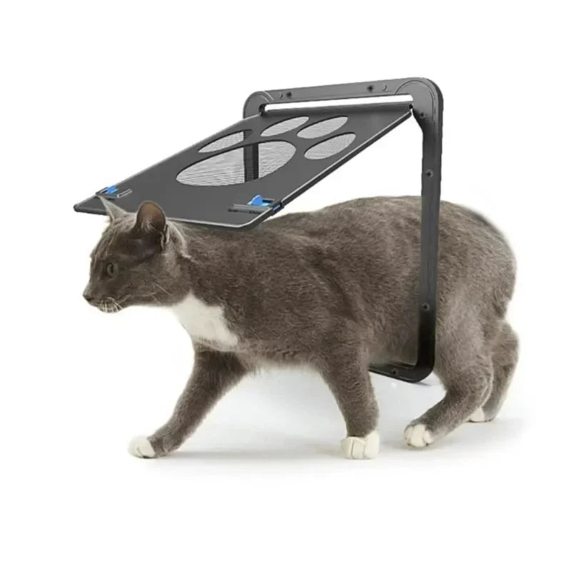 Chat gris et blanc passant sous le volet relevé d'une chatière pour moustiquaire