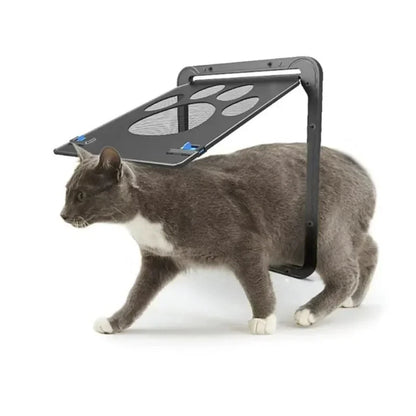 Chat gris et blanc passant sous le volet relevé d'une chatière pour moustiquaire