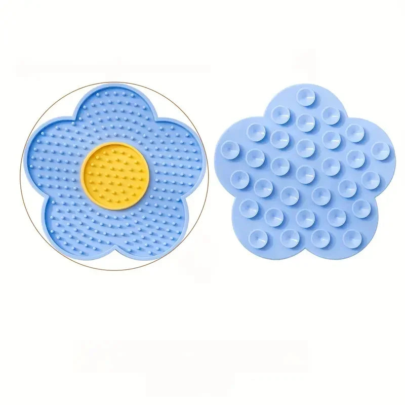 Tapis de léchage pour chat en silicone bleu en forme de fleur, vu de face avec son cœur jaune et de dos avec ses ventouses
