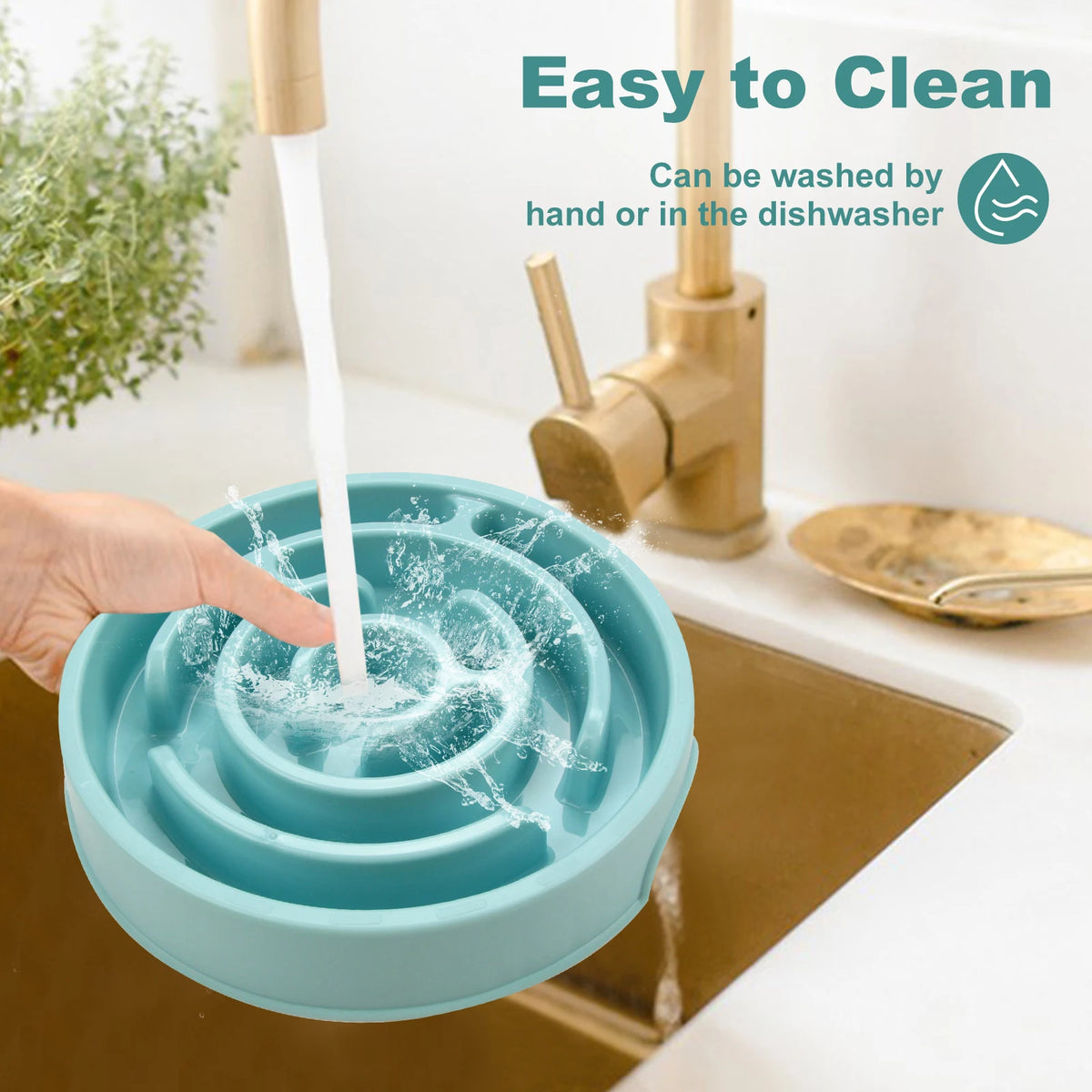 Gamelle anti-glouton pour chat en Bleu rincée sous le robinet d'une cuisine