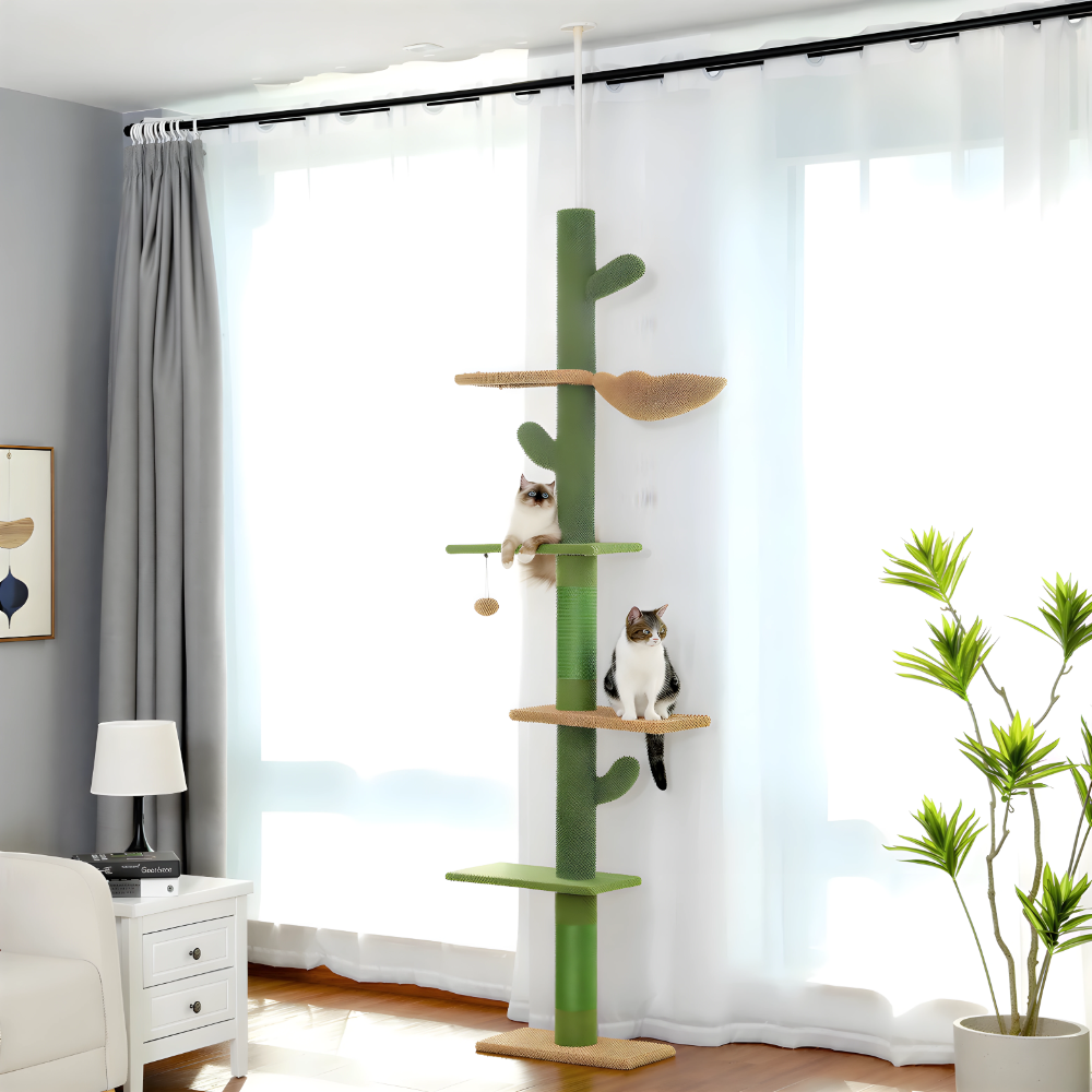 Arbre à chat Le Cactus Majestueux installé du sol au plafond devant une fenêtre de salon, deux chats sur ses plateformes
