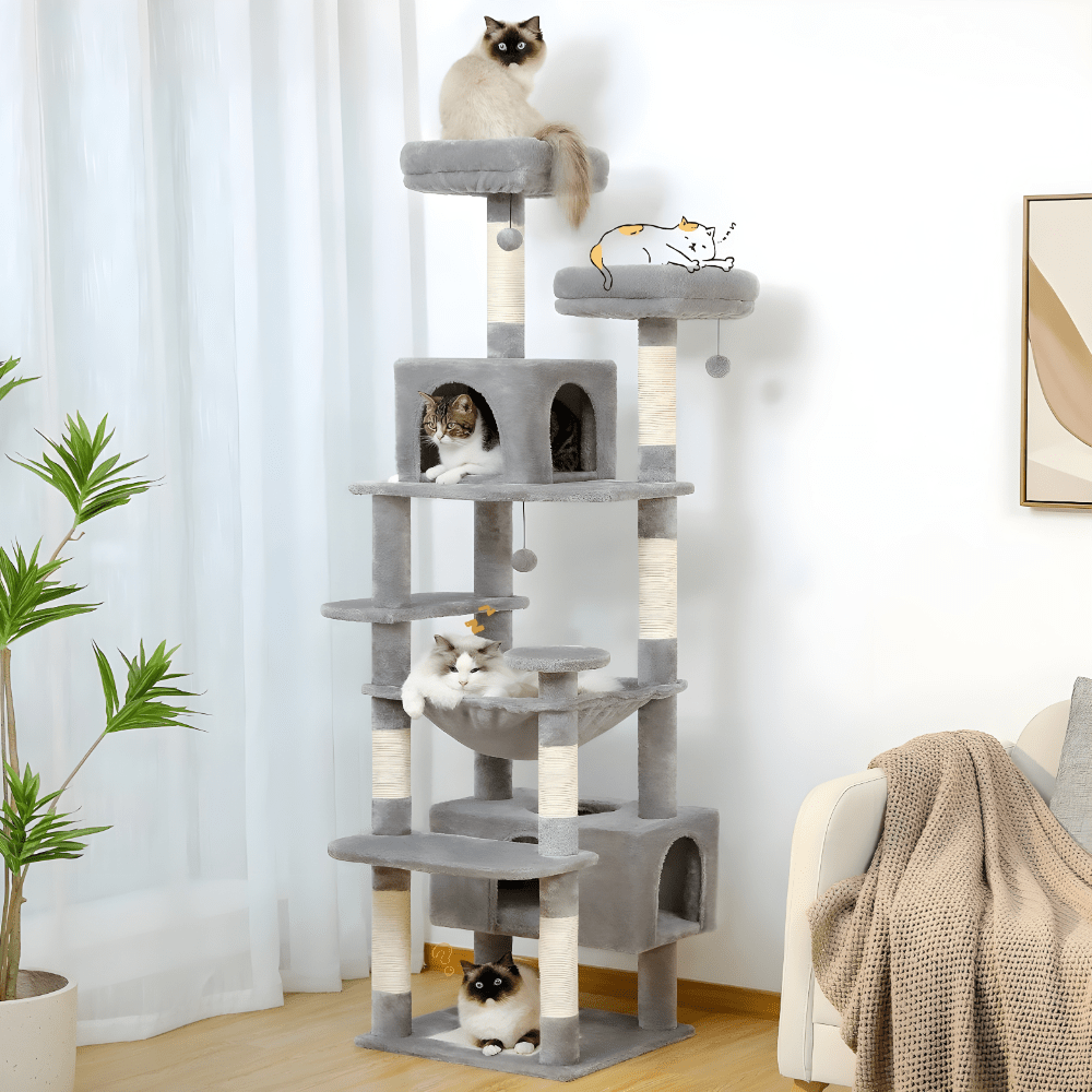 Arbre à chat Griff’Cime gris clair dans un salon lumineux, avec des chats installés sur ses plateformes et dans sa niche