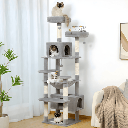 Arbre à chat Griff’Cime gris clair dans un salon lumineux, avec des chats installés sur ses plateformes et dans sa niche
