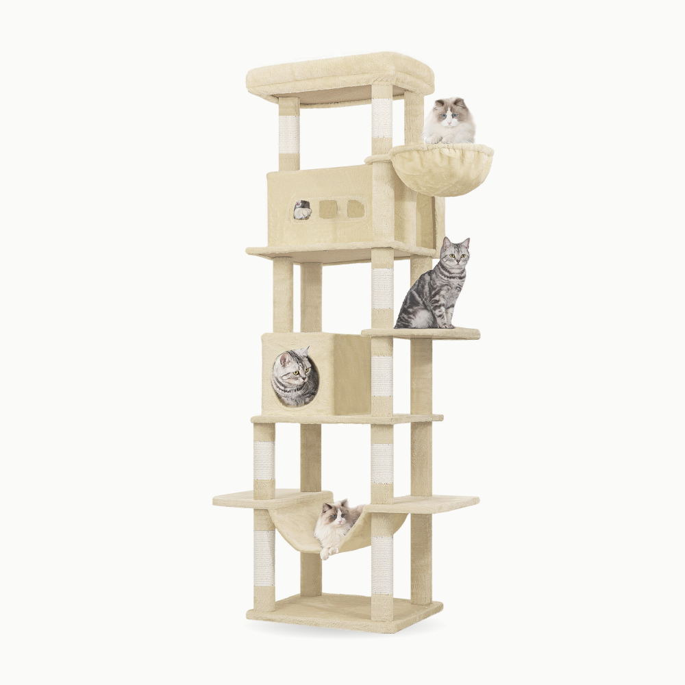 Arbre à chat très haut Le Belvédère Royal beige, avec des chats dans le panier suspendu, la niche basse et le hamac