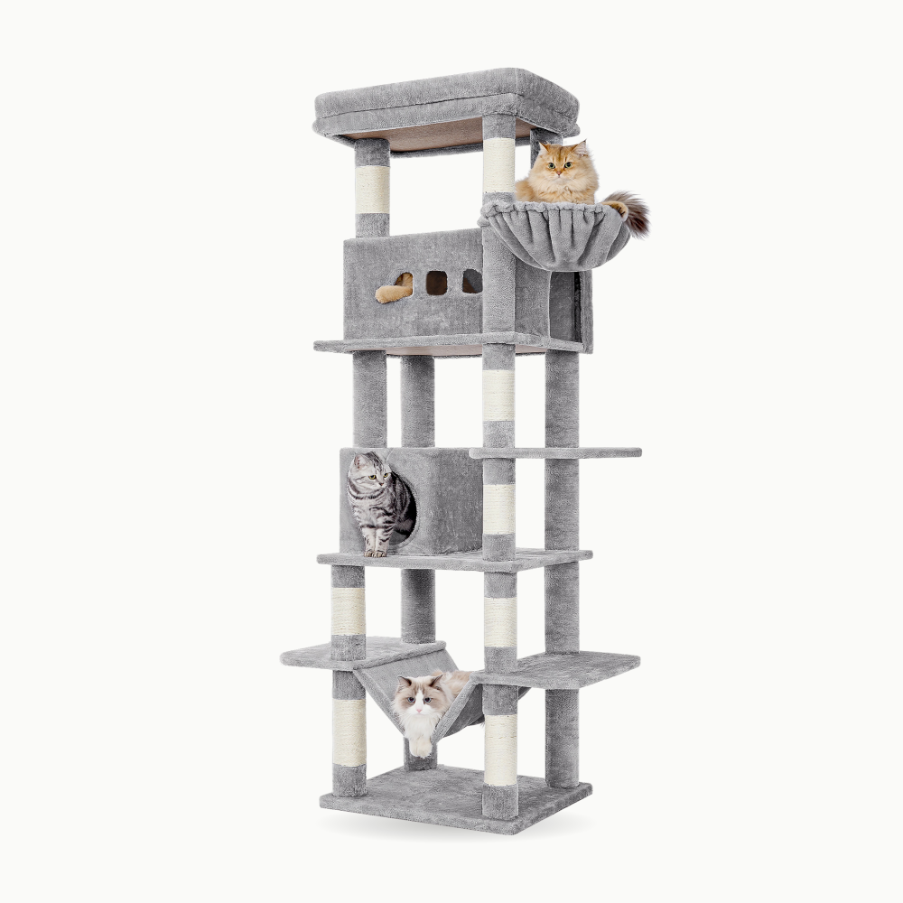 Arbre à chat très haut Le Belvédère Royal gris clair, avec des chats dans le panier suspendu, la niche basse et le hamac
