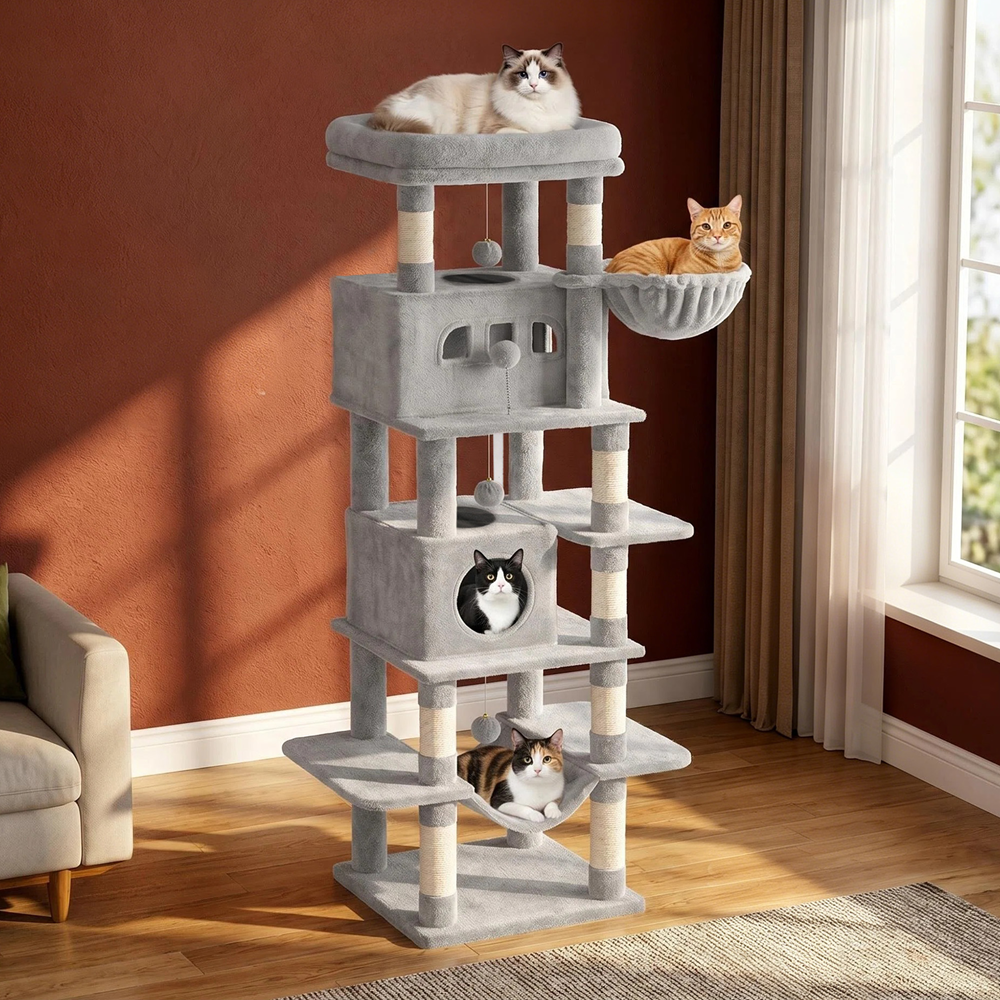 Arbre à chat très haut Le Belvédère Royal gris clair dans un salon, avec des chats sur le plateau du sommet, dans le panier suspendu, la niche basse et le hamac