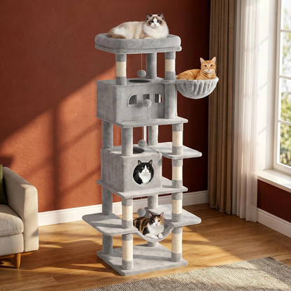 Arbre à chat très haut Le Belvédère Royal gris clair dans un salon, avec des chats sur le plateau du sommet, dans le panier suspendu, la niche basse et le hamac
