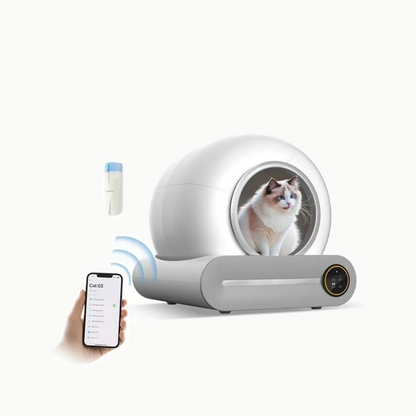 Chat blanc à poil long installé dans le bac à litière, piloté à distance depuis l'application smartphone en Wi-Fi
