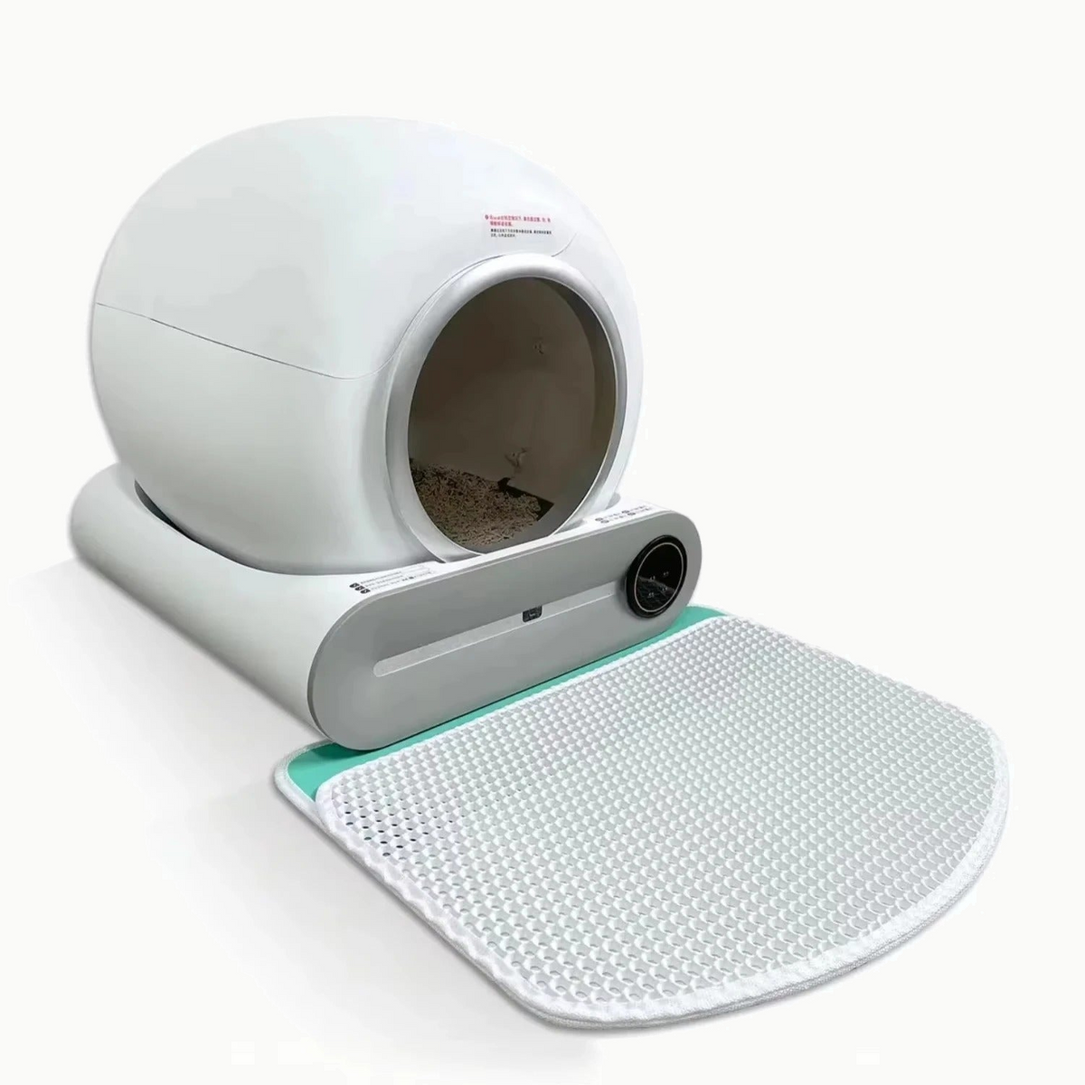 Bac à litière vu de côté avec son tapis filtrant alvéolé posé devant l'ouverture du dôme