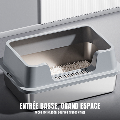 Entrée basse et grand espace du bac à litière Le Trône Royal, pour un accès facile, idéal pour les grands chats