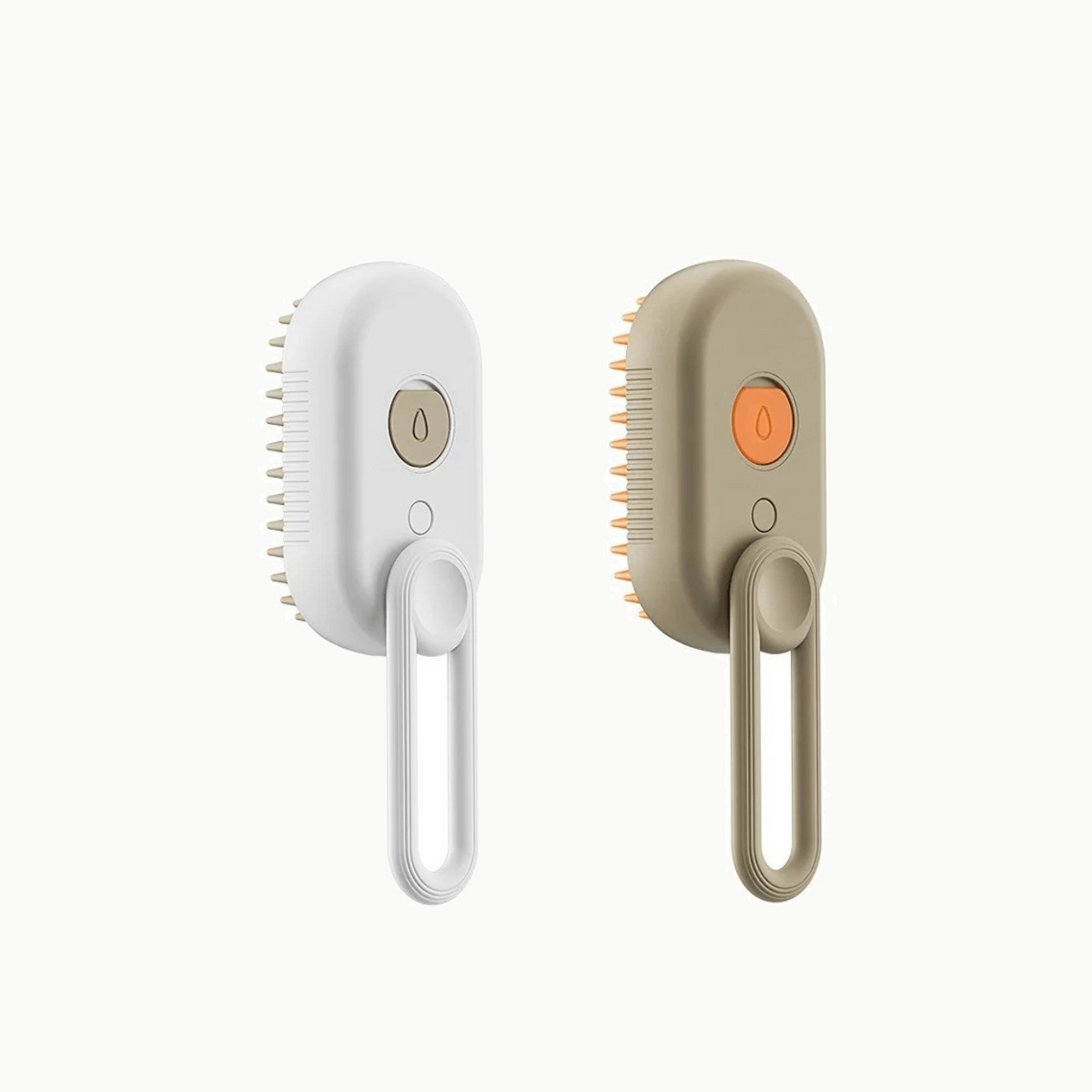 Les deux coloris de la brosse vapeur côte à côte, blanche et khaki, picots souples et bouton de diffusion d'eau