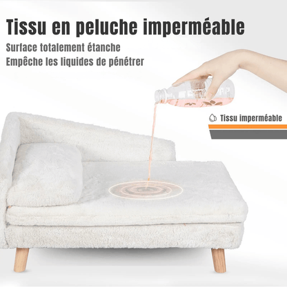 Liquide versé sur l'assise du canapé pour chat Cat Deluxe en peluche imperméable, qui empêche les liquides de pénétrer