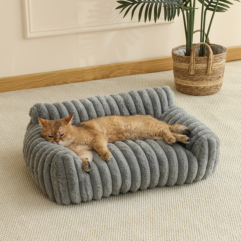 Chat roux endormi sur le canapé pour chat Royal Sofa en coloris Gris, posé sur un tapis près d'une plante en pot