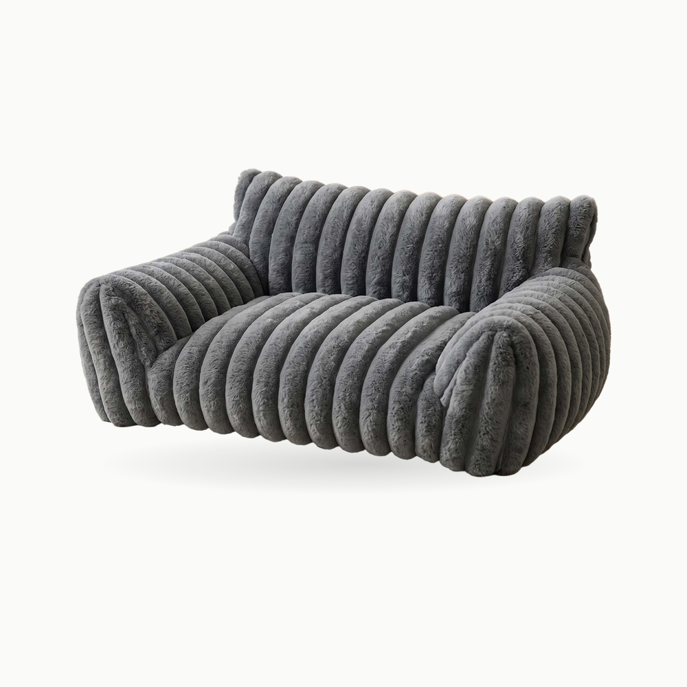Canapé côtelé pour chat Royal Sofa en velours doux, mini-sofa vu de trois quarts sur fond neutre
