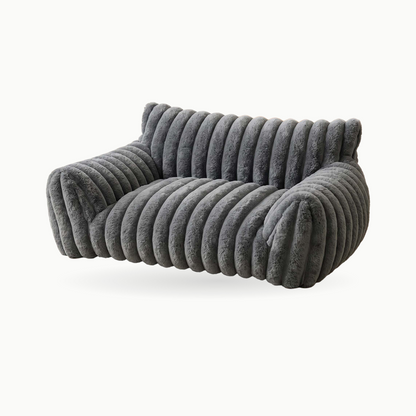 Canapé côtelé pour chat Royal Sofa en velours doux, mini-sofa vu de trois quarts sur fond neutre