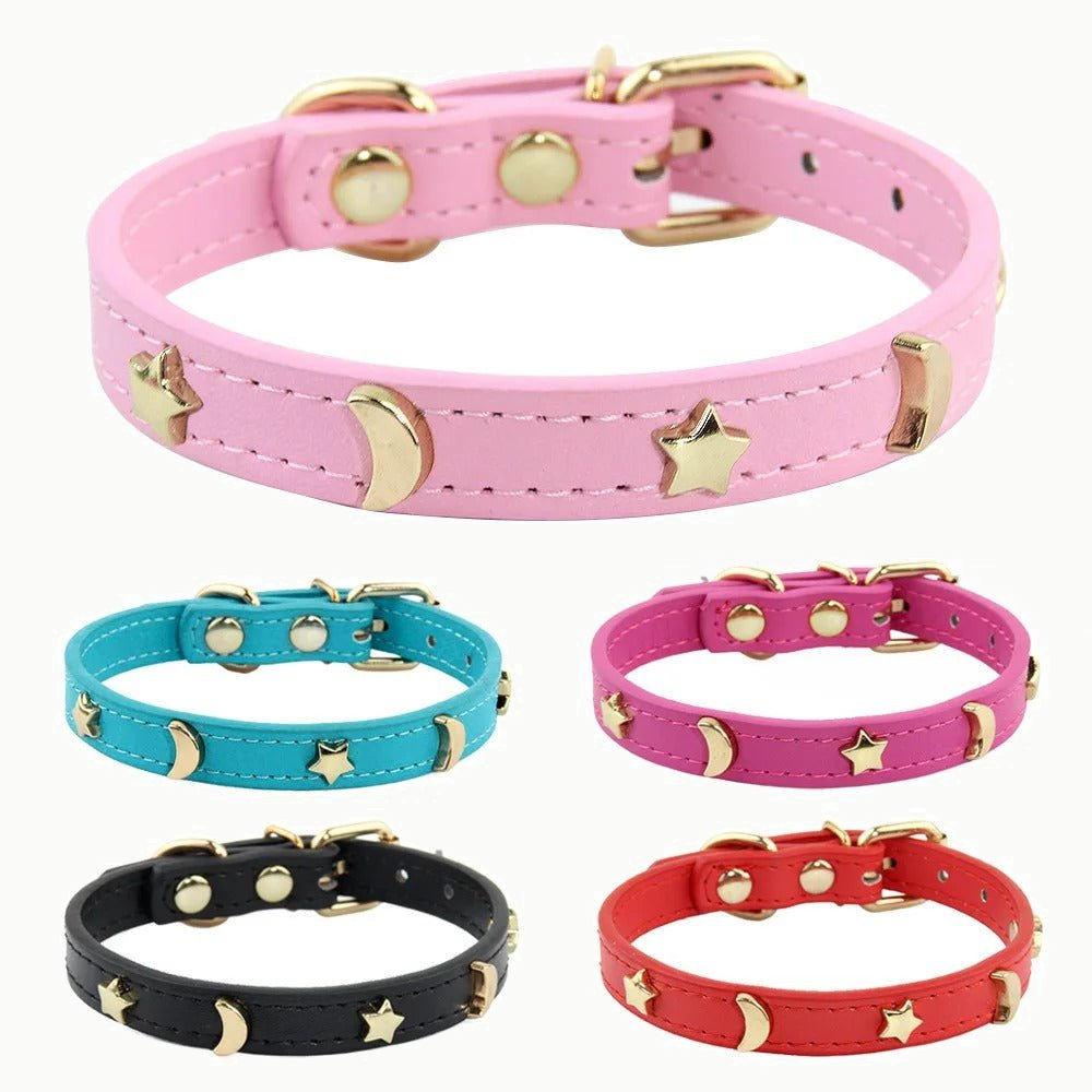 Cinq colliers en cuir a etoiles et lunes dorees : rose pale, bleu turquoise, rose bonbon, noir et rouge