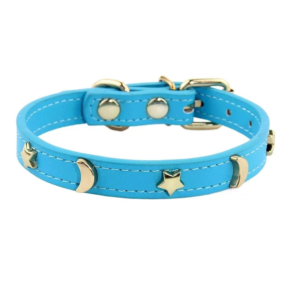 Collier pour chat Majesté Céleste coloris bleu turquoise, orné d'étoiles et de lunes dorées, avec boucle dorée
