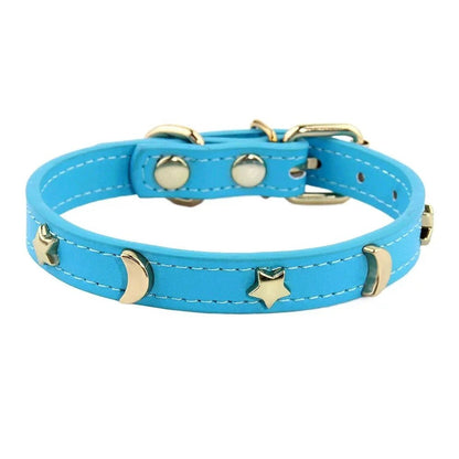 Collier pour chat Majesté Céleste coloris bleu turquoise, orné d'étoiles et de lunes dorées, avec boucle dorée