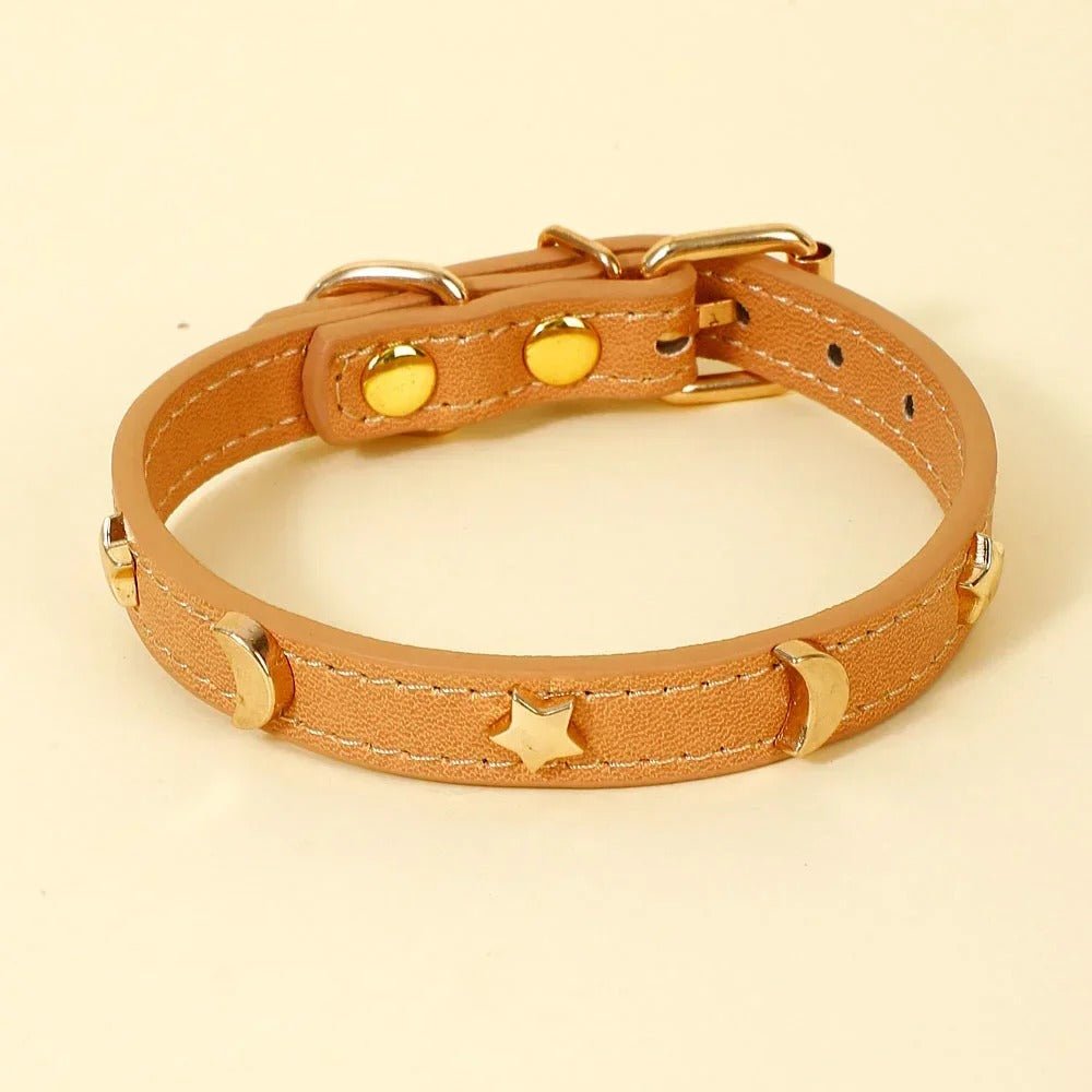 Collier pour chat Majesté Céleste coloris khaki, orné d'étoiles et de lunes dorées, avec boucle dorée