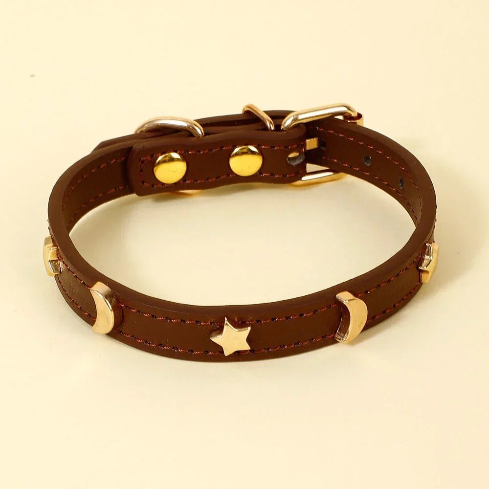 Collier pour chat Majesté Céleste coloris marron, orné d'étoiles et de lunes dorées, avec boucle dorée