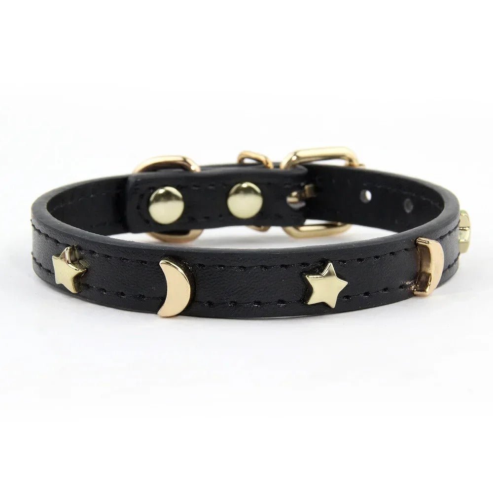 Collier pour chat Majesté Céleste coloris noir, orné d'étoiles et de lunes dorées, avec boucle dorée
