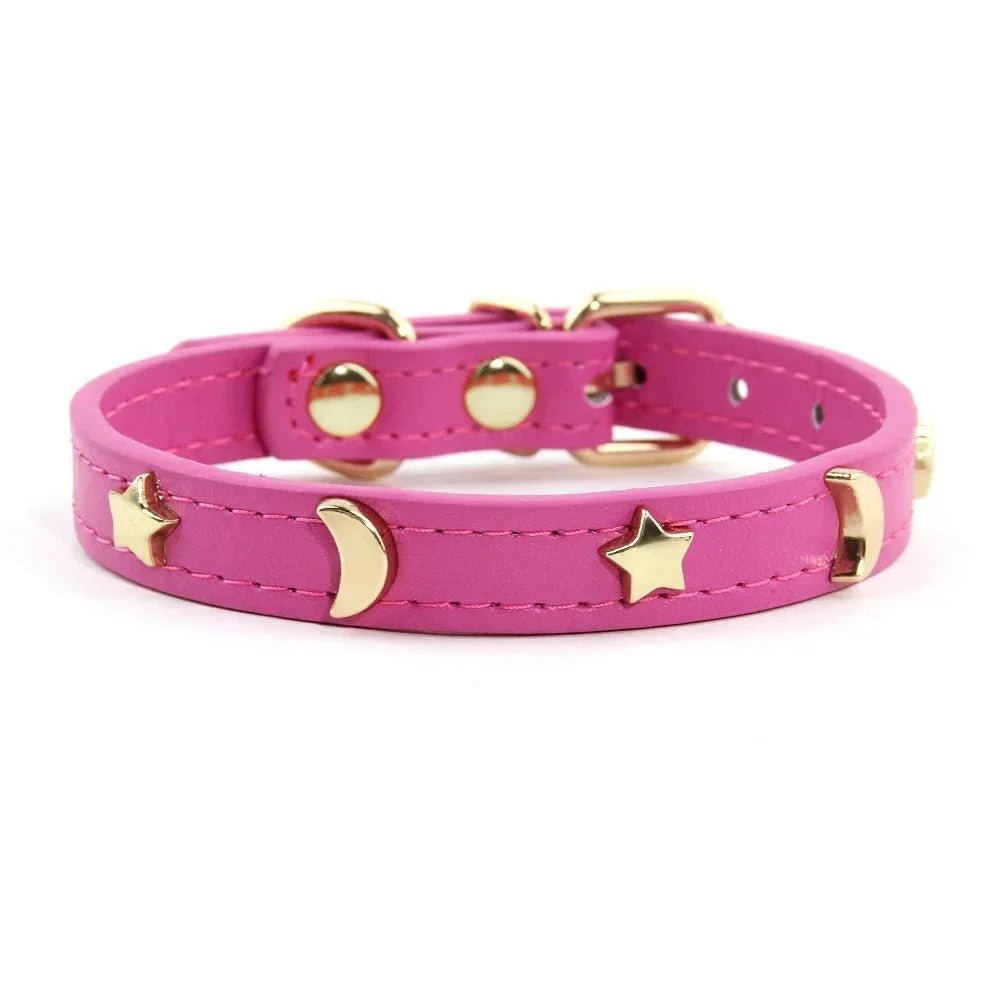 Collier pour chat Majesté Céleste coloris rose bonbon, orné d'étoiles et de lunes dorées, avec boucle dorée