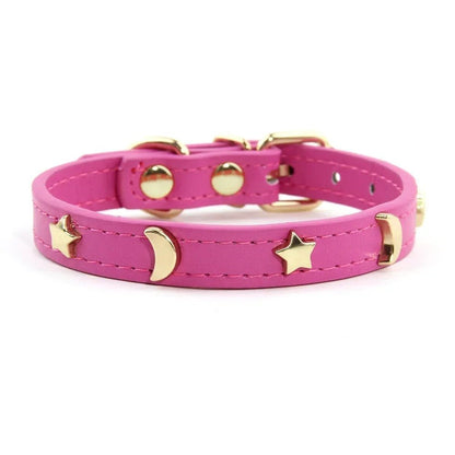 Collier pour chat Majesté Céleste coloris rose bonbon, orné d'étoiles et de lunes dorées, avec boucle dorée