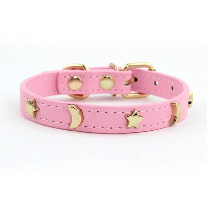 Collier pour chat Majesté Céleste coloris rose, orné d'étoiles et de lunes dorées, avec boucle dorée