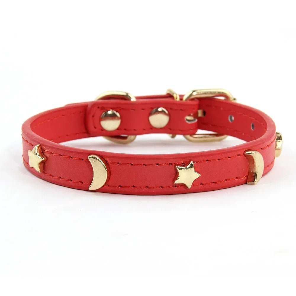 Collier pour chat Majesté Céleste coloris rouge, orné d'étoiles et de lunes dorées, avec boucle dorée