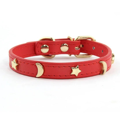 Collier pour chat Majesté Céleste coloris rouge, orné d'étoiles et de lunes dorées, avec boucle dorée