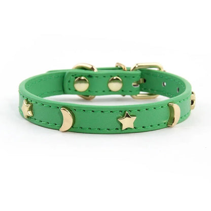 Collier pour chat Majesté Céleste coloris vert, orné d'étoiles et de lunes dorées, avec boucle dorée
