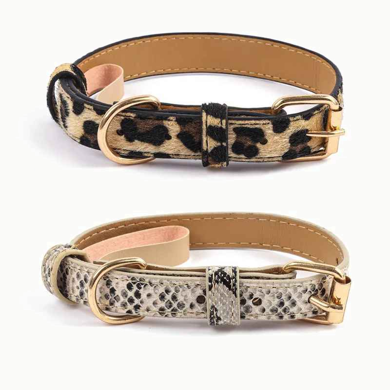 Les deux coloris du collier côte à côte, motif léopard et motif serpent, avec boucle et anneau dorés