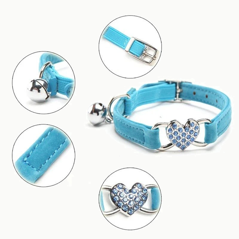 Gros plans du collier turquoise en velours : boucle réglable, grelot argenté, surpiqûres de la sangle et cœur orné de strass bleus