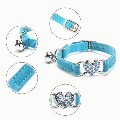 Gros plans du collier turquoise en velours : boucle réglable, grelot argenté, surpiqûres de la sangle et cœur orné de strass bleus