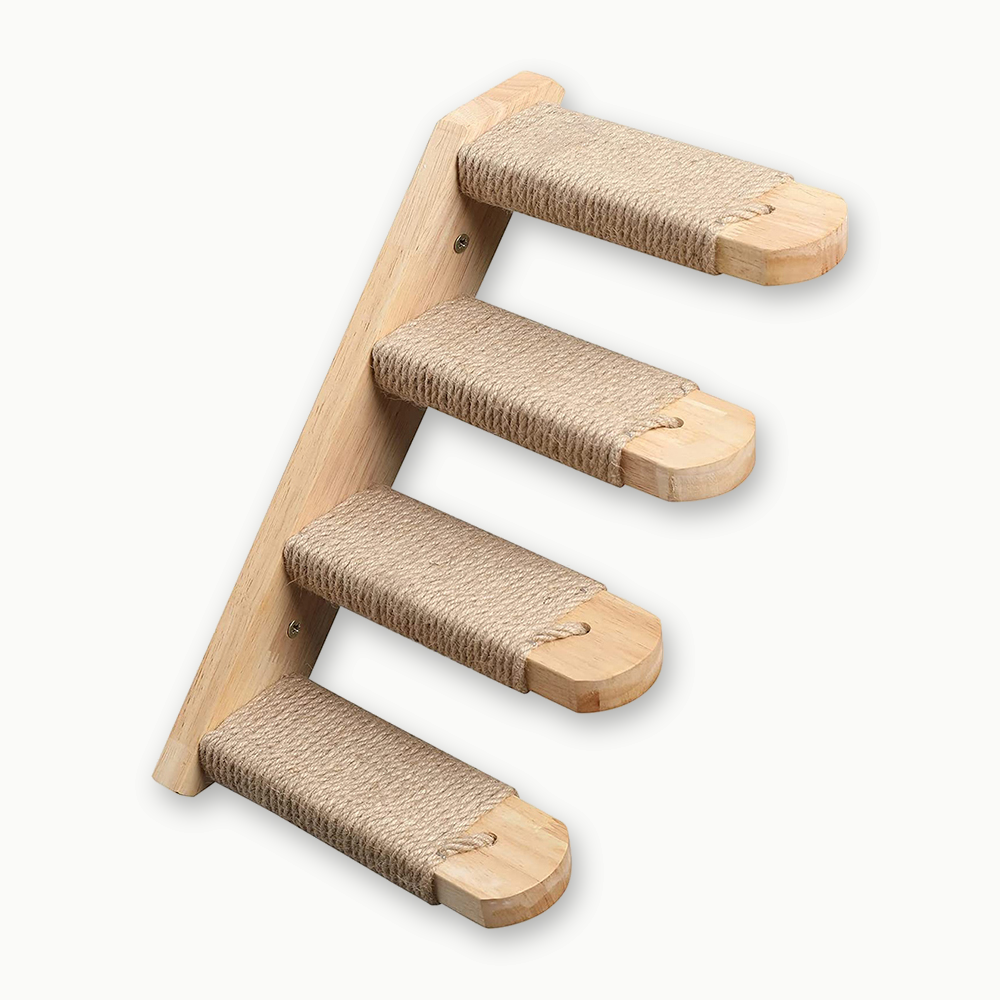 Échelle murale pour chat en bois clair, planche de 40 cm et quatre marches gainées de sisal, sur fond crème