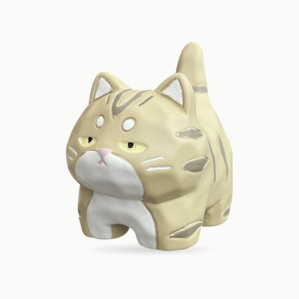 Figurine de chat grognon en résine crème tigré, Le Petit Ronchon