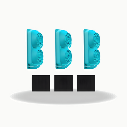 Trois cartouches de filtre turquoise et trois blocs de charbon actif noir alignés sur fond crème