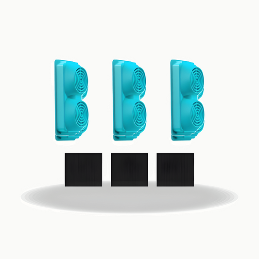Trois cartouches de filtre turquoise et trois blocs de charbon actif noir alignés sur fond crème