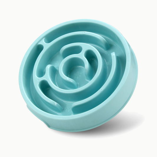 Gamelle anti-glouton pour chat Le Petit Dédale en Bleu, labyrinthe vu de trois quarts sur fond crème
