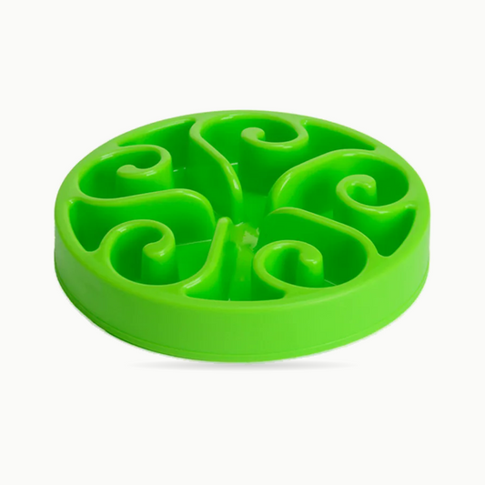 Gamelle anti-glouton pour chat Le Parterre Royal coloris Vert, vue de trois quarts : labyrinthe fleur à cinq volutes